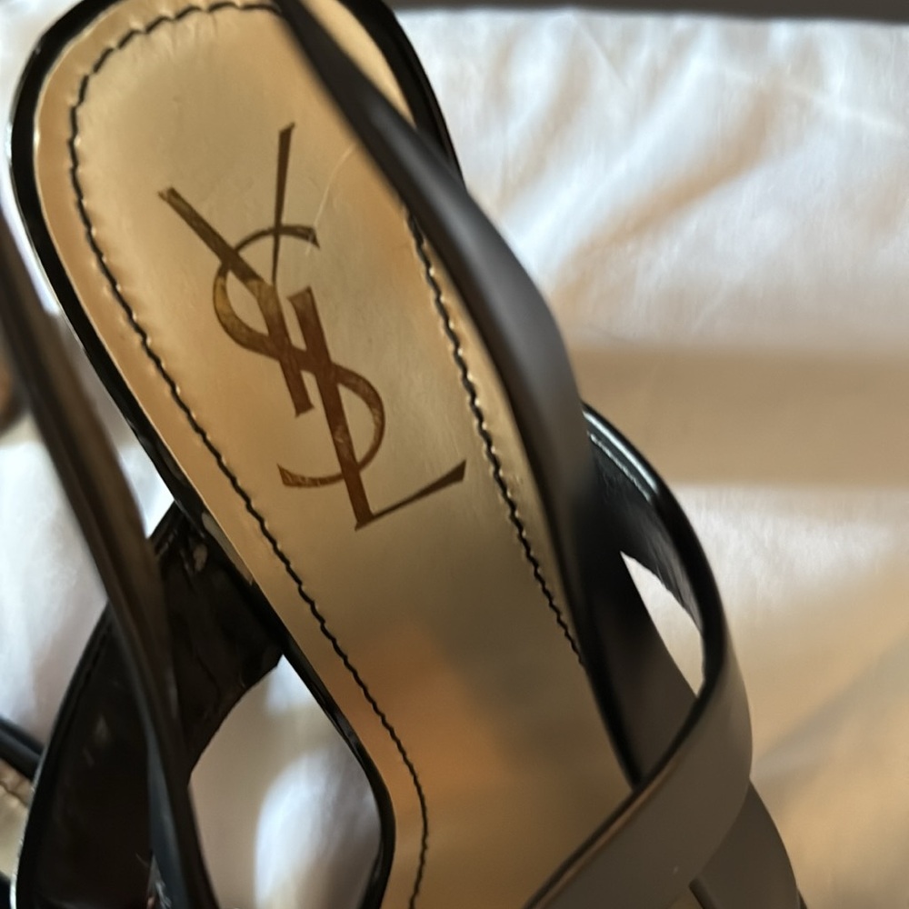 Yves Saint Laurent Navy heels beautiful and stylish. Size 40